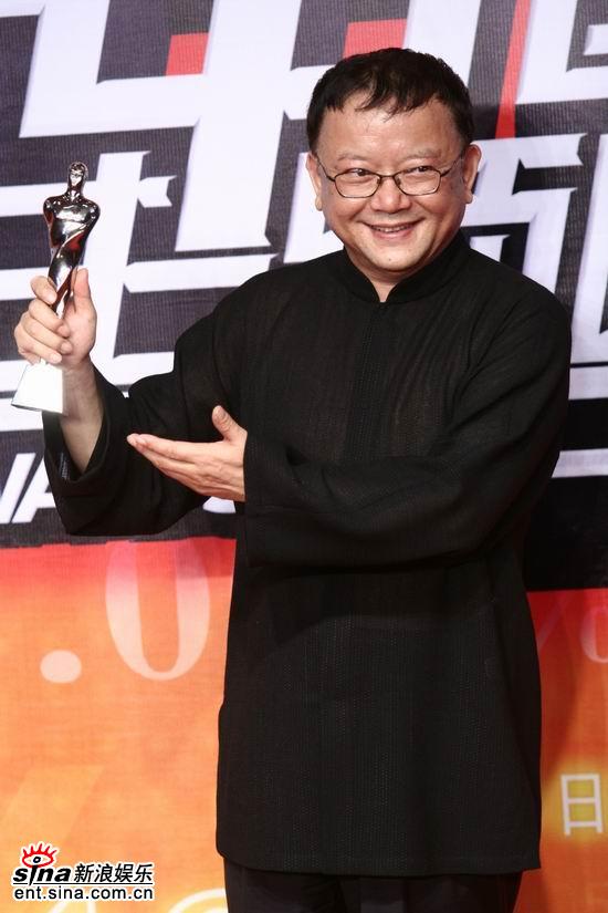 图文：新闻中心后台--王刚展示奖杯
