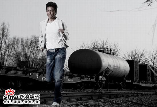 图文：于小伟成熟男人复古写真--在轨道上奔跑
