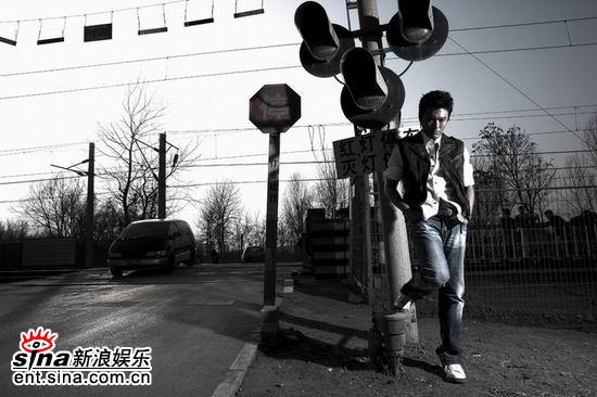 图文：于小伟成熟男人复古写真--立足十字路口