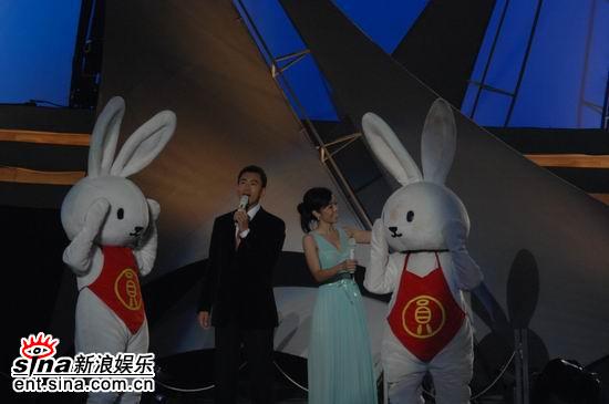 图文：2006央视中秋晚会--吉祥物团圆兔亮相舞台