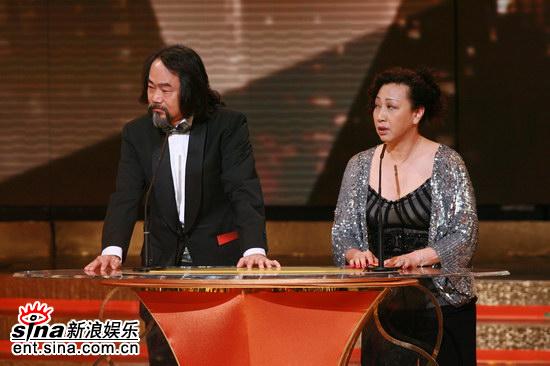 图文：TVB颁奖现场--元秋元华任颁奖嘉宾