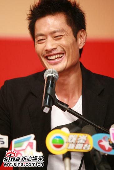 图文:TVB39周年台庆颁奖--黄德斌笑得开心