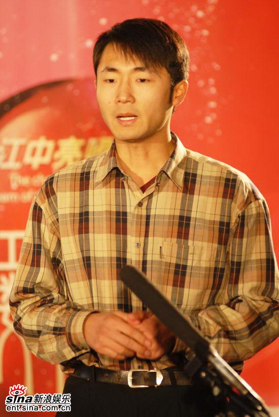 图文：红楼梦北京周末海选--着格衬衫的选手