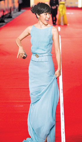 图文：台湾金钟奖红地毯--侯佩岑着淡蓝色长裙