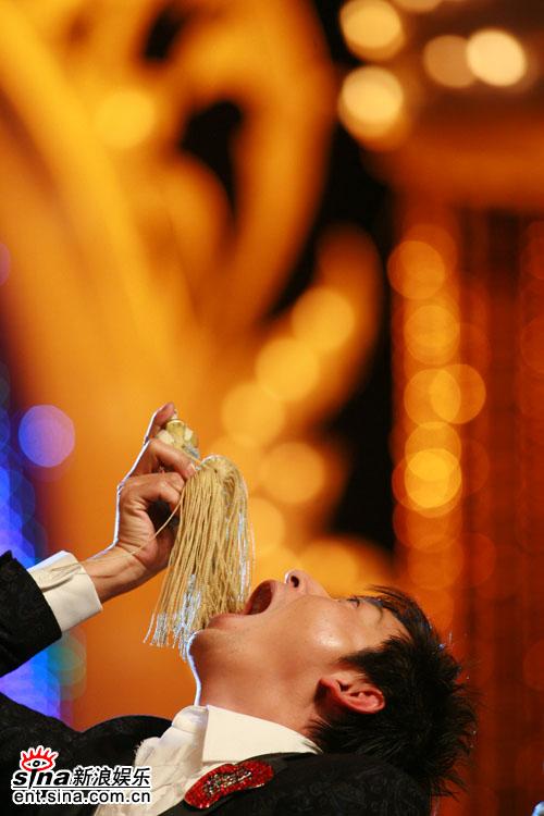 图文：好男儿胸口碎大石--戴军当场吞剑