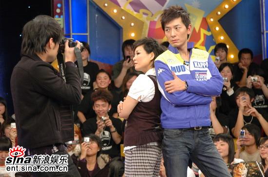 图文：周杰伦做客《超级访问》--给李静戴军拍照