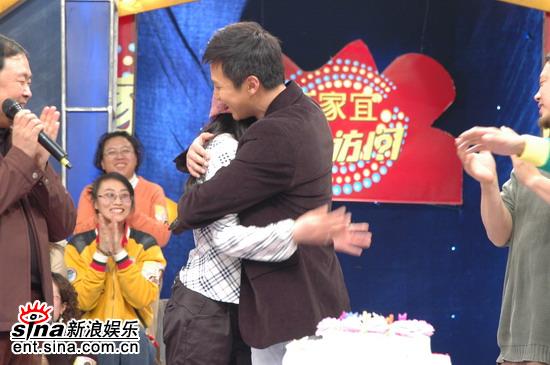 图文：孙俪邓超做客《超级访问》--亲密相拥