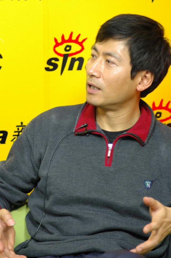 图文：陆剑民侧头提问
