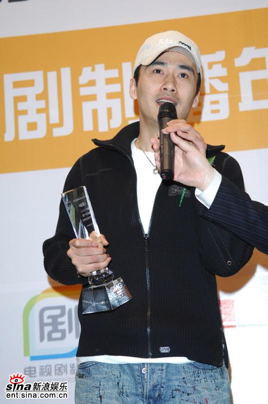 图文：电视剧上海排行榜颁奖--柳云龙手握奖杯