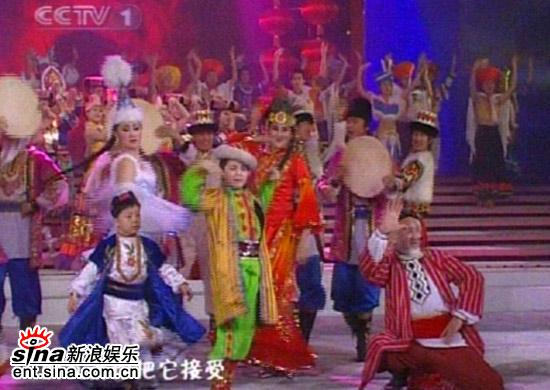 图文:2007年央视春晚--阿尔法演唱新疆歌曲