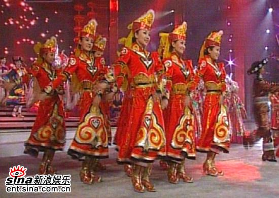 图文：2007年央视春晚各民族舞--火红色的长裙