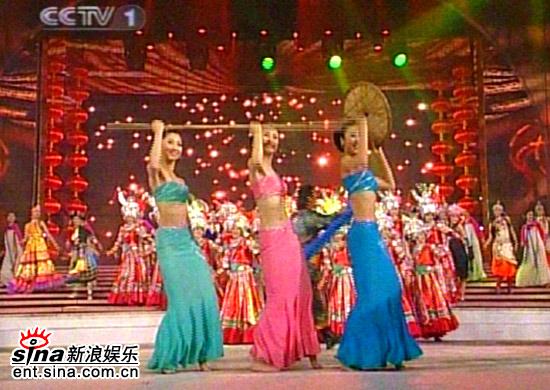 图文：2007年央视春晚各民族舞--整齐的棍子舞
