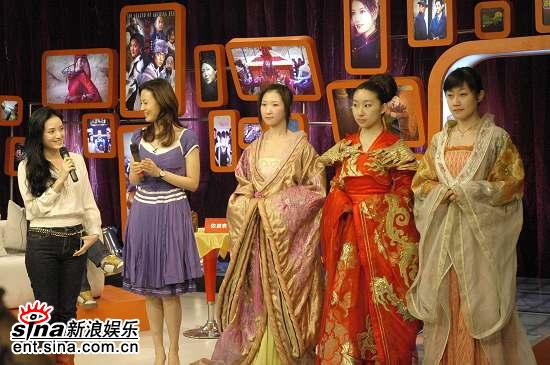 图文：《贞观长歌》慈善拍卖--张澜澜讲解戏服