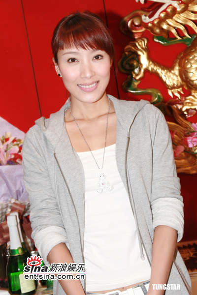图文：众星出席《溏心风暴饭局》活动-杨怡