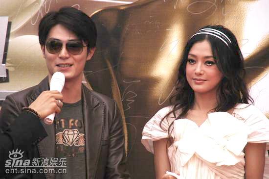 图文：电视剧风云盛典红毯--霍建华戴有型墨镜