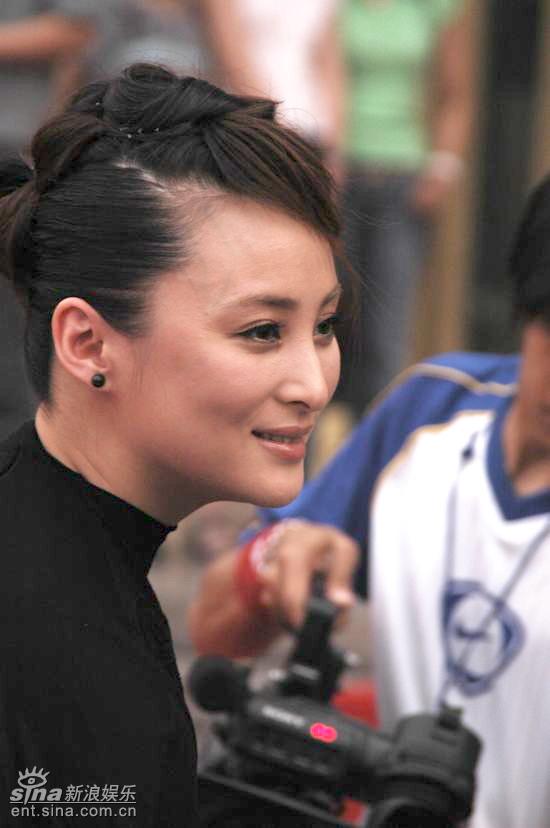 图文：电视剧风云盛典红毯--蒋勤勤面容姣好