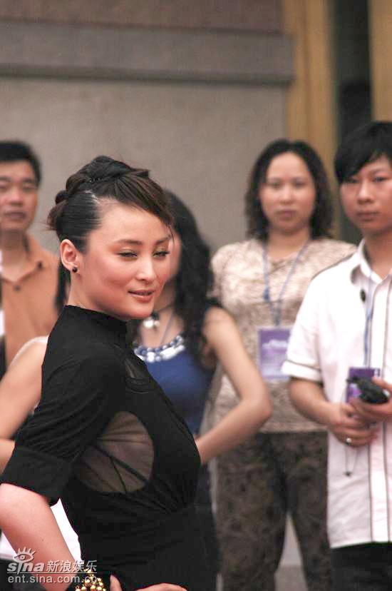 图文：电视剧风云盛典红毯--蒋勤勤眼神媚惑