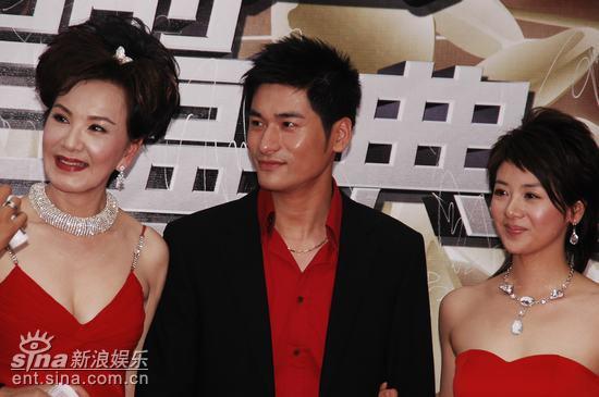 图文：电视剧风云盛典红毯--李佳璘笑容含蓄