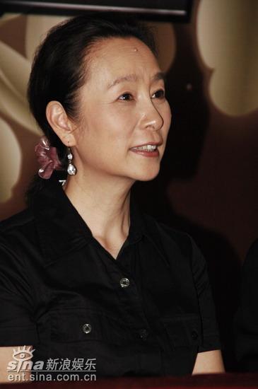 图文：电视剧风云盛典落幕--奚美娟接受提问