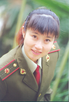 早就听说南京前线歌舞团曲艺队有一名相声小品女演员,放弃优越的"阔