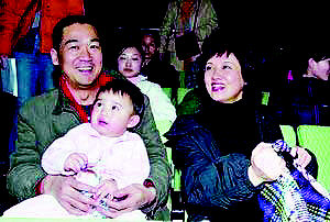 张国立、邓婕夫妇领养一名1岁女童(图)