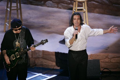图文：安东尼奥・班德拉斯(右)与桑塔那合唱