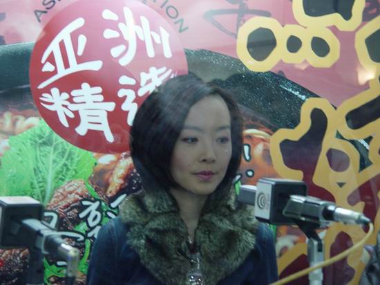 凤凰卫视主持人陈鲁豫为美食代言亮相北京