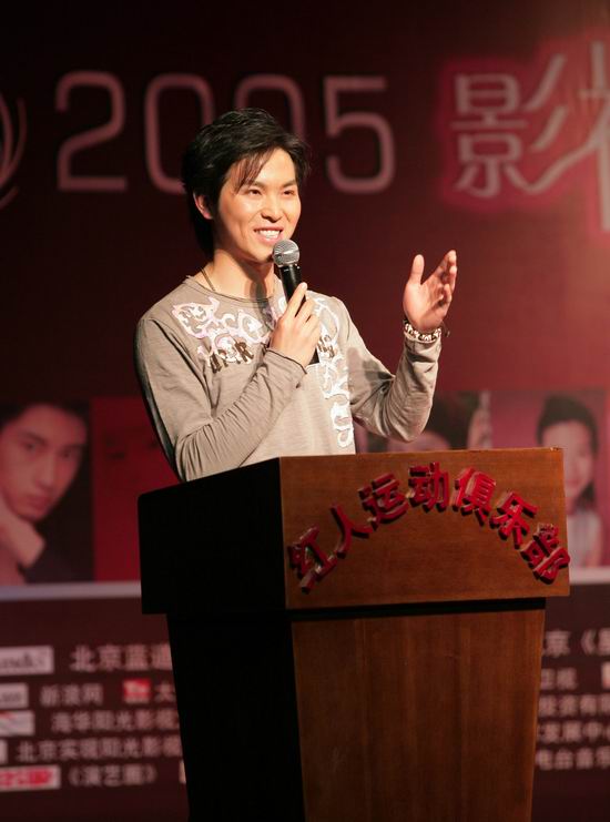 图文:各路新星展拳脚齐聚影视新星演唱大赛(11)