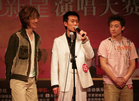 图文:各路新星展拳脚齐聚影视新星演唱大赛(17)