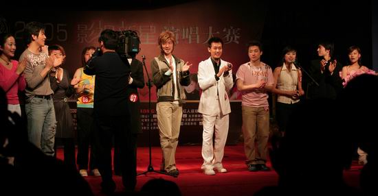 图文:各路新星展拳脚齐聚影视新星演唱大赛(21)