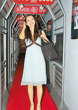 亚洲小姐选举首轮面试周润发胞姊带女争锋(图)