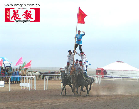 资料图片:格根塔拉草原上蒙古人举行马术表演