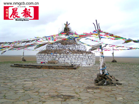 资料图片：格根塔拉草原上蒙古人祭拜的傲包