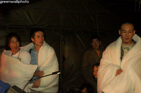 资料图片：草原音乐节狂欢现场-裹着棉被的观众