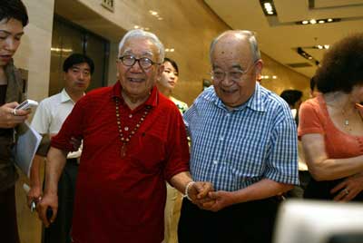 邀海外华人回家过中秋 庄奴朗诵《月儿圆》当众落泪(组图)