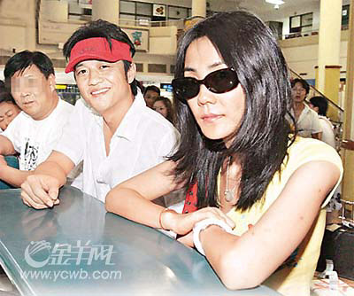 蜜月归来 王菲李亚鹏手戴婚戒大方接受祝福(图)