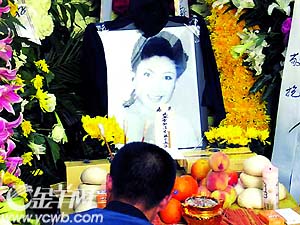 点击此处查看其它图片上图:市民自发前来送别上图:赵本山宋丹丹神情