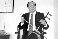 " 点击此处查看其它图片 演奏中的燕守平特"入戏".