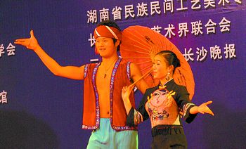 民歌民舞演绎民族风情