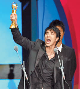 影音娱乐 正文            王力宏上台领奖,是今年金曲奖最忙碌的艺人