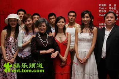 影音娱乐 正文 王晶(右一)执导,杨恭如(右二,方中信(右三,黄奕