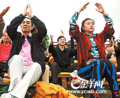张艺谋与王潮歌一起祈福