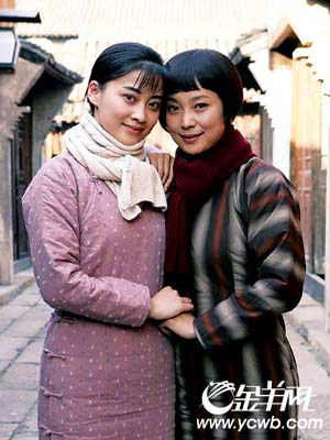 影音娱乐 正文          电视剧版里的"春花"梅婷(左)和"月红"苏岩