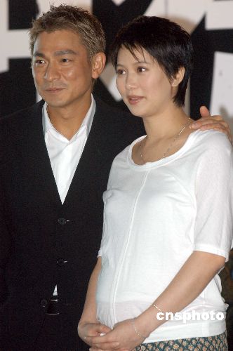 袁咏仪(右)在影片《门徒》中出演一个角色(资料图)中新社发 邓庆乐 摄