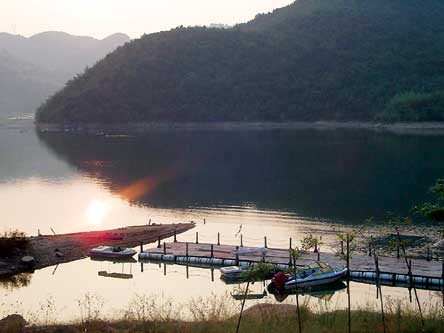 温泉水畔夜 怎会无聊?