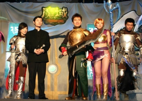 身披黄金甲手执大刀 黄健翔代言游戏大演真人秀