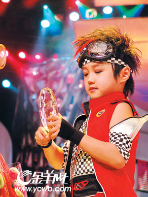 台湾六岁小帅哥落落大方 当上模特冠军