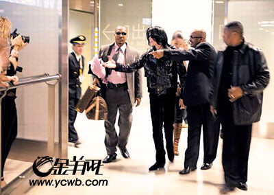 迈克尔杰克逊抵达日本造混乱