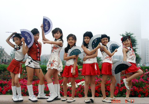 儿童组合\'七公主\',汉江边举行演出