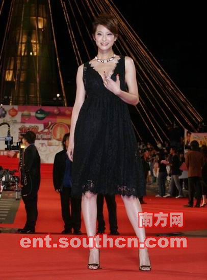 金钟波涛汹涌 女星露乳露背争奇斗艳(2(组图)
